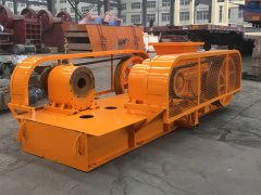What aspects should be paid attention to when using the double roller crusher?